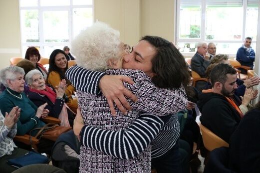 Abrazo entre Adela y Leticia