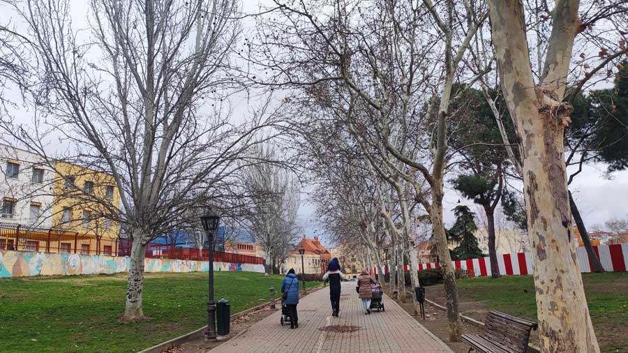 Valla de las obras del metro frente al colegio Perú