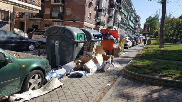 Carabanchel con muebles en la basura