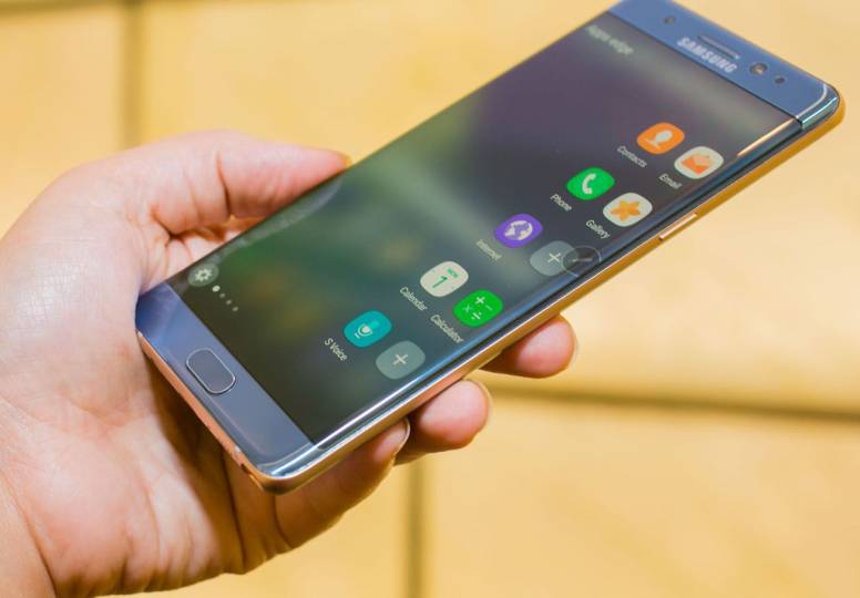 El movil con un peso de tan solo 145 gr nos tiene atados