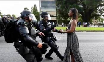 La ahora famosa foto fue tomada el sábado fuera del cuartel general de la policía de Baton Rouge donde los manifestantes habían formado un bloqueo. (Imagen de Jonathan Bachman / Twitter)